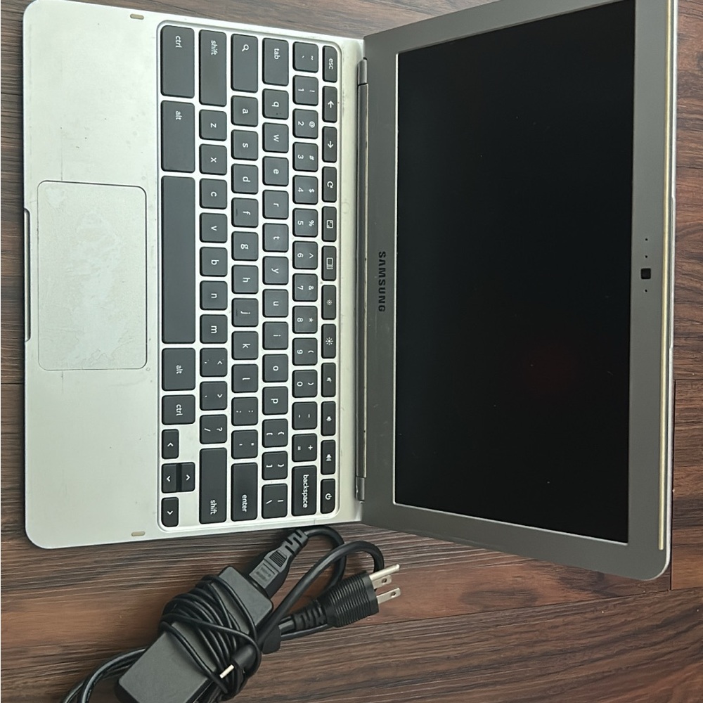Samsung Chromebook XE303C12 11.6” Laptop 16 GB with Charger